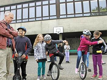 Mit anderen Jahrgängen müssen sich die Kinder in der Pause nicht mehr um die Einräder streiten. Der große Pausenhof gehört ganz allein der vierten Klasse. Die Pausenaufsicht übernimmt Lehrer Johannes Bäulerlein. Fotos: Alexander Hartmann