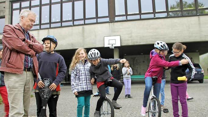 Mit anderen Jahrgängen müssen sich die Kinder in der Pause nicht mehr um die Einräder streiten. Der große Pausenhof gehört ganz allein der vierten Klasse. Die Pausenaufsicht übernimmt Lehrer Johannes Bäulerlein. Fotos: Alexander Hartmann