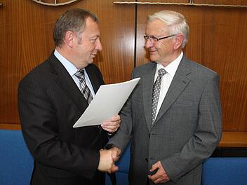 Landrat Thomas Bold (links) verabschiedete Kreisheimatpfleger Bertram Becker. Foto: Edgar Bartl