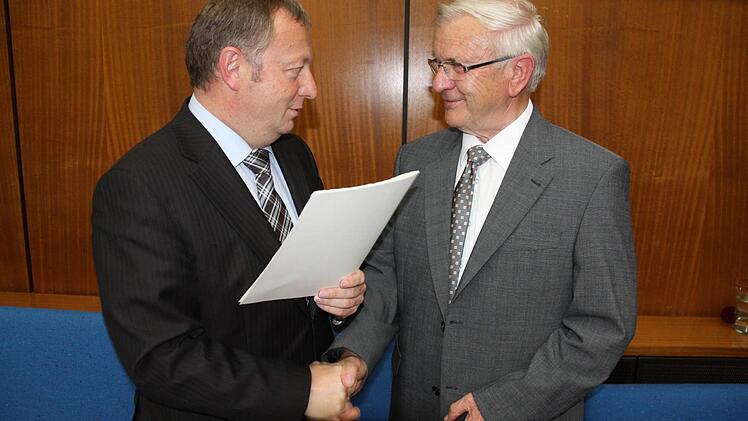 Landrat Thomas Bold (links) verabschiedete Kreisheimatpfleger Bertram Becker. Foto: Edgar Bartl