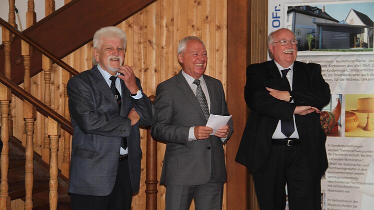 Zweiter Bürgermeister Klaus Krügl, Bürgermeister Helmut Fischer und Regierungspräsident Wilhelm Wenning freuen sich über den Abschluss der Arbeiten.