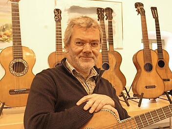 Musiker und Restaurator: Johannes Tappert legt an den oft unspielbaren historischen Gitarren, die er erwirbt, selbst Hand an. Fotos: Michael Petzold