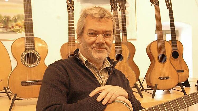 Musiker und Restaurator: Johannes Tappert legt an den oft unspielbaren historischen Gitarren, die er erwirbt, selbst Hand an. Fotos: Michael Petzold