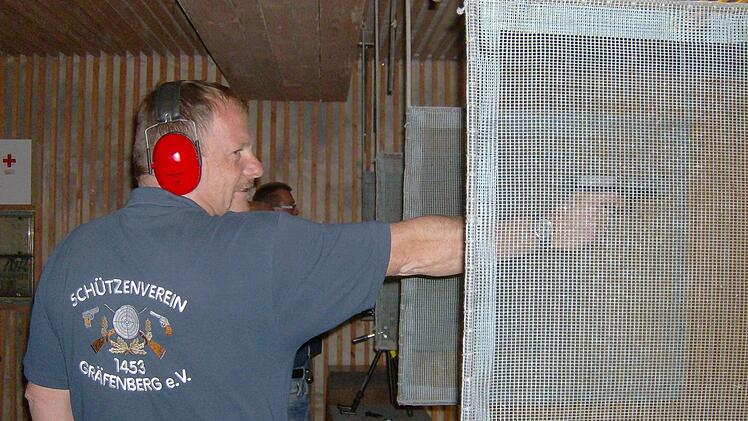 Armin Datz im Schießstand Foto: Petra Malbrich