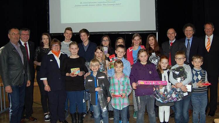 Die Sieger mit den Verantwortlichen und Gratulanten des 45. internationalen Jugendwettbewerbs.  Foto: Andreas Welz
