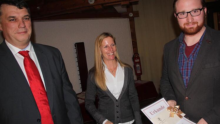 Florian Wagner erhielt von Zweitem Bürgermeister Hans Josef Stich und Dritter Bürgermeisterin Sabine Scheer bei der Jahresschlusssitzung des Stadtrates im Foyer der Adam-Riese-Halle eine Ehrenurkunde der Stadt für seinen hervorragenden Ausbildungsabschluss überreicht. Foto: Matthias Einwag