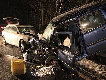 Schwerst verletzt war der Fahrer des blauen Pkw in seinem total zerstörten Fahrzeug eingeklemmt worden. Fotos: Heike Beudert