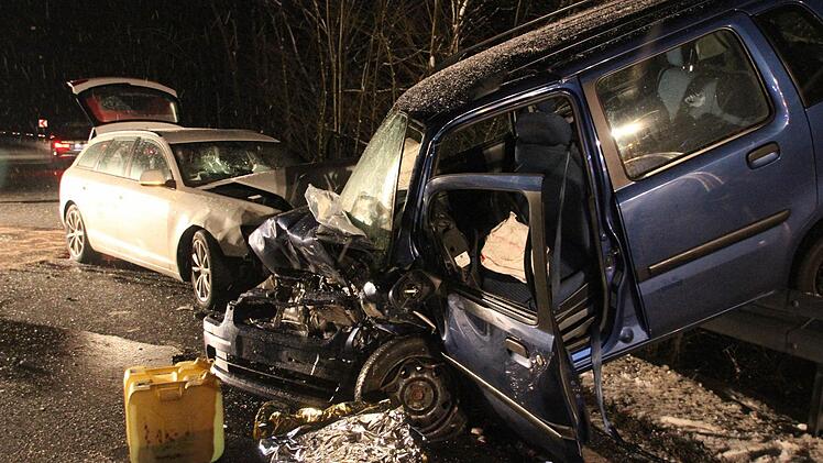 Schwerst verletzt war der Fahrer des blauen Pkw in seinem total zerstörten Fahrzeug eingeklemmt worden. Fotos: Heike Beudert