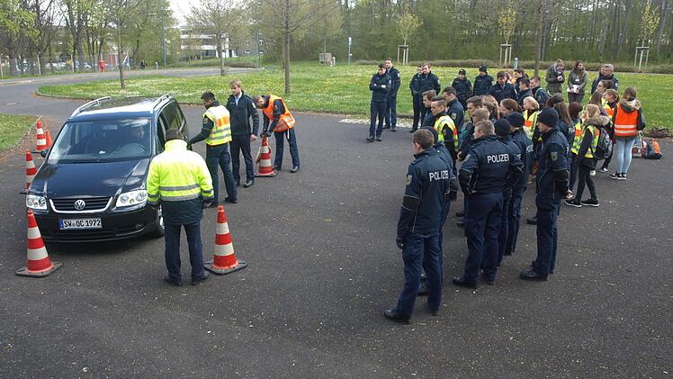 30 Schülerinnen nutzten den Girls-Day zu Schnupperstunden beim Aus- und Fortbildungszentrum der Bundespolizei in Oerlenbach. Foto: Stefan Geiger