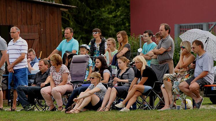 Die Kirchlauterer Zuschauer waren in der zweiten Hälfte nicht gerade begeistert von der Leistung ihrer Mannschaft. Auch die Spieler- bzw. Trainer-Väter Robert Muckelbauer (links) und Manfred Muckelbauer (rechts) hoffen auf bessere Zeiten für die Mannschaft ihrer Söhne.