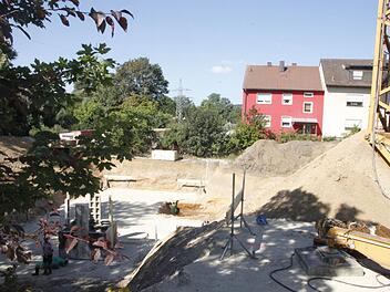 Das Fundament für die Wohnanlage in der Äußeren Nürnberger Straße ist gelegt, in einem Jahr sollen die Häuser fertig sein. Fotos: Ekkehard Roepert