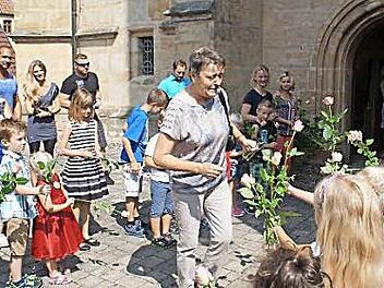 Rührend war der Abschied vor der St. Jakobi Kirche - jedes Kind überreichte seiner "Tante Karin" eine Rose. Foto: Ebertsch