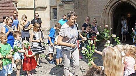 Rührend war der Abschied vor der St. Jakobi Kirche - jedes Kind überreichte seiner "Tante Karin" eine Rose. Foto: Ebertsch