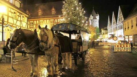 Das Pferdefuhrwerk ist eine besondere Attraktion beim Weihnachtsmarkt. Vor allem, wenn die Stadt festlich beleuchtet ist.