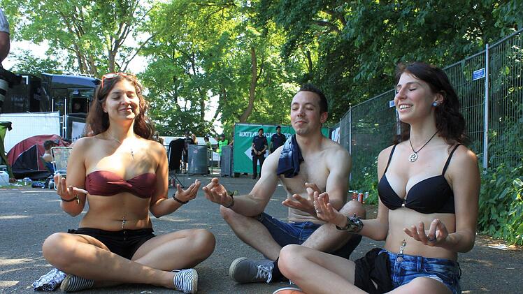 Festivalbesucher versuchen die innere Mitte zu finden - bei Rock im Park sicher eine gute Idee. Foto: Dominic Buckreus