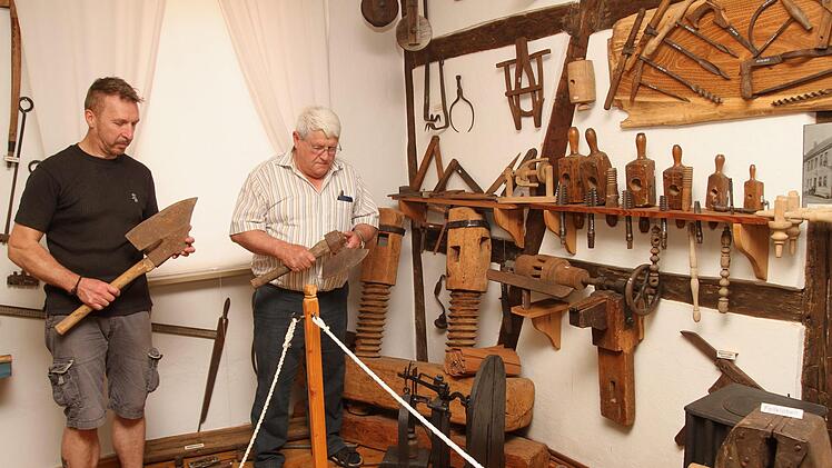 Der Heimatverein Eltmann ist stolz auf sein Heimatmuseum, hier Vorsitzender Rainer Reitz (links) und Museumsleiter Willi Lediger bei der Arbeit.