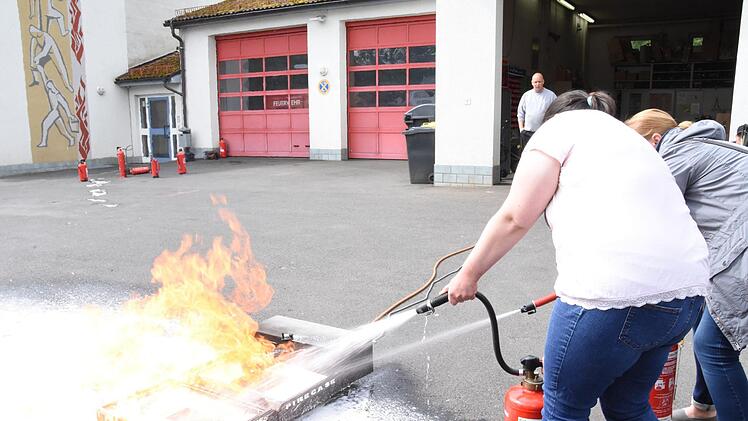 Zu zweit gehen die AWO-Mitarbeiter gegen die Flammen vor.