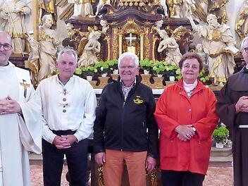 Die Wallfahrerehrung (v. l.): Pater Isaak (Kloster Münsterschwarzach), Klaus Schömig (Nachfolger Wallfahrtsleiter), Alois Fröhling, Viktoria Fröhling und Pater Aurelian (Wallfahrtsseelsorger)  Foto: Thomas Weichert