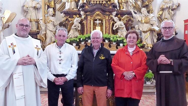 Die Wallfahrerehrung (v. l.): Pater Isaak (Kloster Münsterschwarzach), Klaus Schömig (Nachfolger Wallfahrtsleiter), Alois Fröhling, Viktoria Fröhling und Pater Aurelian (Wallfahrtsseelsorger)  Foto: Thomas Weichert