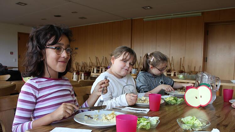Kinder essen an der Grund- und Mittelschule Oberthulba gemeinsam zu Mittag.  Birgit Will