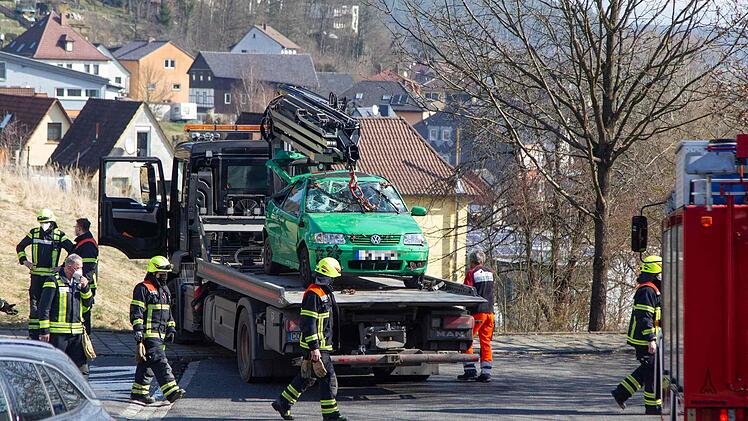 Rödental: Ältere Dame findet ihren Augenarzt nicht und fährt über Wendehammer hinaus: Auto landet auf dem Dach
