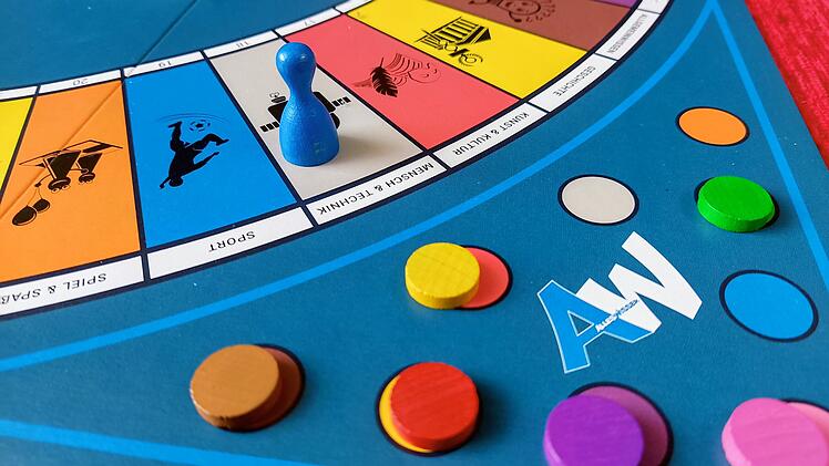 Alleswisser - Das Brettspiel im Test: Quizspiel mit App statt Fragekarten