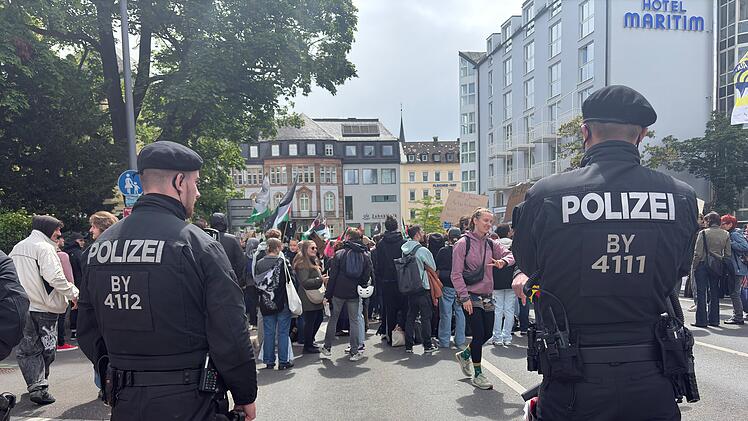 Vor dem Katholikentag in W&uuml;rzburg: Hunderte Menschen demonstrieren gegen Bundeskanzler Merz