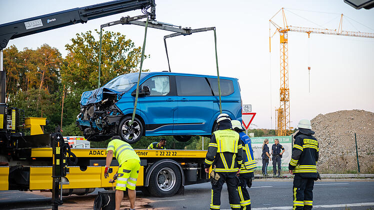 Mehrere Personen erlitten bei dem Zusammensto&szlig; teilweise schwere Verletzungen. Von den Autos blieb nicht viel &uuml;brig.