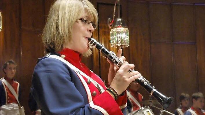 Eva Brand hatte die Ehre, die neue, vom Förderverein gespendete Es-Klarinette, beim Konzert des Jugendmusikkorps einzuweihen. Foto: Peter Klopf