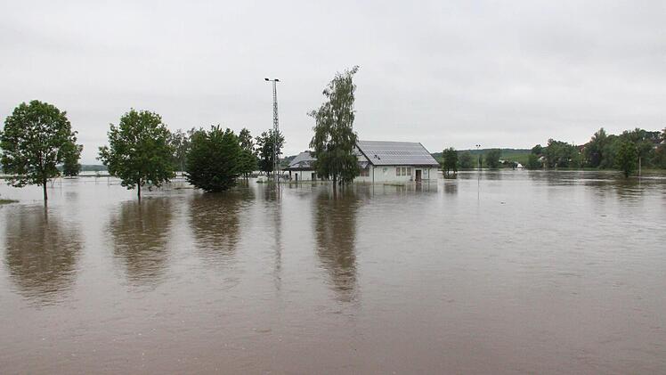 Das Sportheim SC Hertha Aisch steht im Wasser. Foto: Johanna Blum