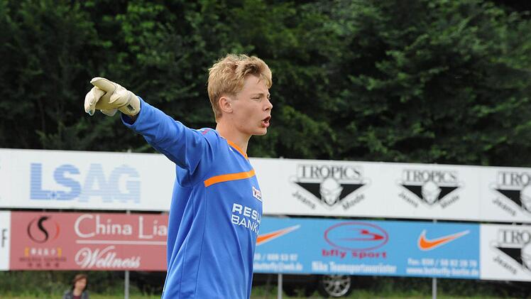 Szene aus dem Spiel der Schweden von Helsingborgs IF (gelbe Trikots) gegen den Karlsruher SC (1:0).
