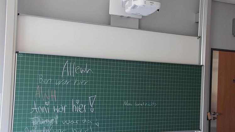 Die alte Schultafel hat ausgedient. Beamer (oben) und Whiteboard sind schon montiert.