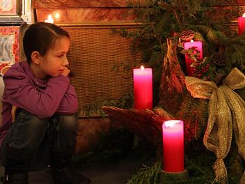 Lea Haimerl aus Volkers ist in Weihnachtsstimmung. Die Neunjährige hat dabei geholfen, die Krippe in der Wallfahrtskirche auf dem Volkersberg aufzustellen. Foto: Ulrike Müller