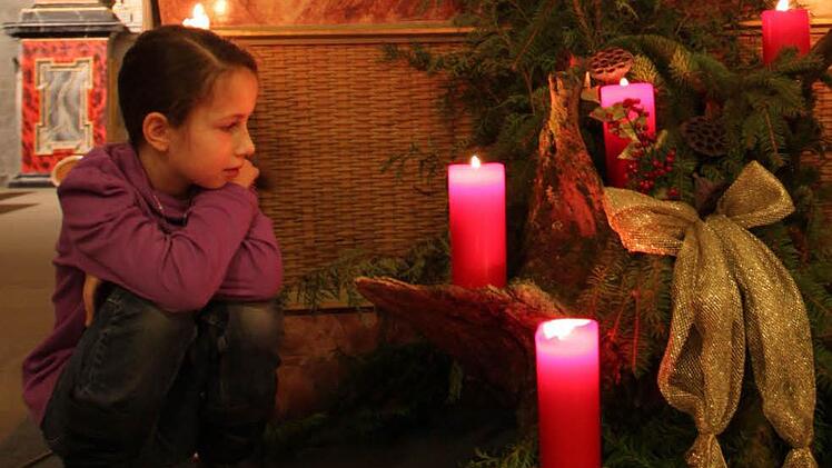 Lea Haimerl aus Volkers ist in Weihnachtsstimmung. Die Neunjährige hat dabei geholfen, die Krippe in der Wallfahrtskirche auf dem Volkersberg aufzustellen. Foto: Ulrike Müller
