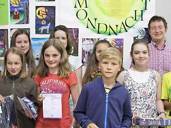 Schulleiter Horst Pfadenhauer, Sebastian Müller und Christine Proschka freuen sich mit den Preisträgern beim Mathe-Wettbewerb "Känguru": Insgesamt haben die Schüler des Marktgraf-Georg-Friedrich-Gymnasiums elf Preise eingeheimst - davon holten Lena Bergmann und Bastian Steinlein (Vierte und Zweiter von rechts) zwei erste Preise. Foto: Sonja Adam