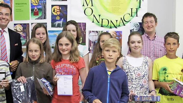 Schulleiter Horst Pfadenhauer, Sebastian Müller und Christine Proschka freuen sich mit den Preisträgern beim Mathe-Wettbewerb "Känguru": Insgesamt haben die Schüler des Marktgraf-Georg-Friedrich-Gymnasiums elf Preise eingeheimst - davon holten Lena Bergmann und Bastian Steinlein (Vierte und Zweiter von rechts) zwei erste Preise. Foto: Sonja Adam