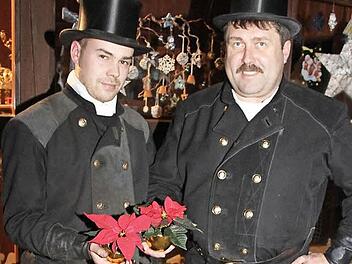 Dass Schornsteinfeger Glück bringen, weiß jedes Kind. Vor Weihnachten starten Florian (links) und Harald Will wieder ihre Glückstour und verlosen Weihnachtssterne. Der Erlös der Aktion kommt dem Verein "Schornsteinfegern helfen krebskranken Kindern" zugute. Foto: Sonja Adam