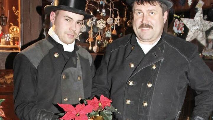 Dass Schornsteinfeger Glück bringen, weiß jedes Kind. Vor Weihnachten starten Florian (links) und Harald Will wieder ihre Glückstour und verlosen Weihnachtssterne. Der Erlös der Aktion kommt dem Verein "Schornsteinfegern helfen krebskranken Kindern" zugute. Foto: Sonja Adam