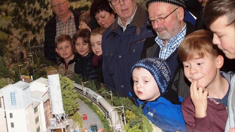 Die Modelleisenbahnanlagen der Eisenbahnfreunde Lichtenfels waren ständig von vielen Besuchern umlagert. Foto: Alfred Thieret