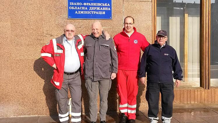 Die Helfer vor Ort (von links): Erhard Löser, Jürgen Berthold, Nicolas Thoma, Karl Mayer (Bereitschaftsleiter BRK-Auslandshilfe Starnberg).