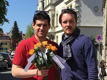 Rosenkavaliere im Namen der SPD: Stefan Sauerteig (links) und der Coburger Juso-Vorsitzende Bastian Braunersreuther bei einer "Rosenaktion" im Mai. Mit solchen Aktionen und Vor-Ort-Besuchen will die Coburger SPD künftig Präsenz zeigen. Foto: privat