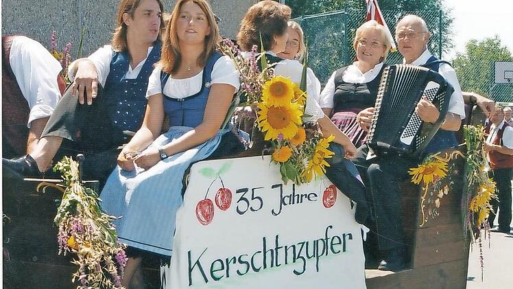 Theo Haas (mit Akkordeon) und seine Familie in der Kutsche bei einem Festumzug  Foto: Archiv