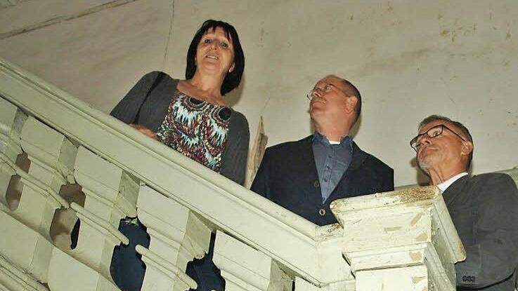 Die neuen Besitzer Ute und Hans Metzger zusammen mit 2. Bürgermeister Gerhard Fischer  Foto: Stefan Geiger