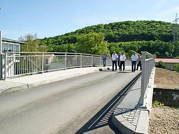 Nur Kleinigkeiten fand der Bauausschuss bei der Abnahme der Fahrbahn über die neue Schleusenbrücke in Limbach.