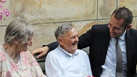 Ehefrau Renate weicht am 80. Geburtstag ihres Mannes Manfred Stief nicht von seiner Seite. Unter den Gratulanten ist auch Bürgermeister Martin Bernreuther (rechts). Foto: Katharina Müller-Sanke