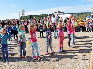 Die Kindergartenkinder der Kita St. Anna und St. Vitus waren beim Spatenstich mit Feuereifer bei der Sache. Foto: Elke Pieger