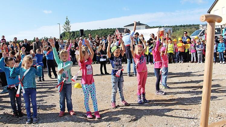 Die Kindergartenkinder der Kita St. Anna und St. Vitus waren beim Spatenstich mit Feuereifer bei der Sache. Foto: Elke Pieger