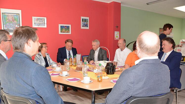 Minister Helmut Brunner zu Gast bei der Kulmbacher Tafel Foto: Dagmar Besand