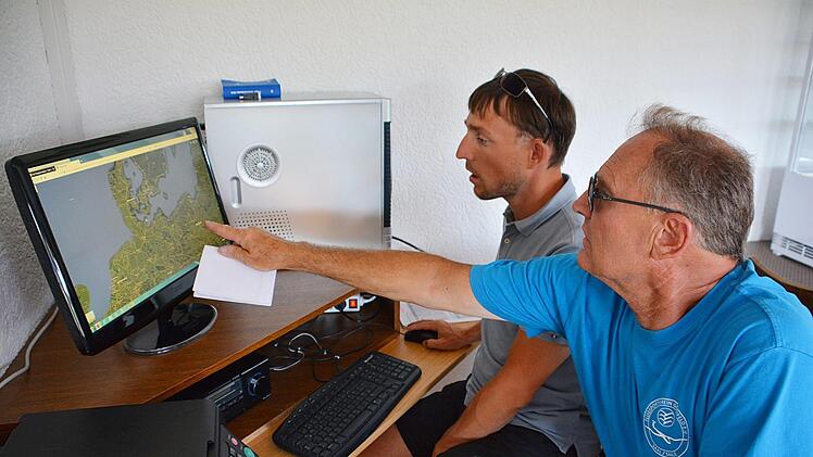 Peter Volz und Christian Schön sortieren im Fliegerheim am Flugplatz in Saal an der Saale die zahlreichen Fotos, die während der vier Tage geschossen wurden. Immer wieder wurden Erinnerungen an schöne Tage und Erlebnisse wach.  Hanns Friedrich