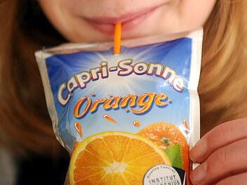 Bald eine echte Rarität? Die Capri Sonne mit dem guten alten orangenen Plastikstrohhalm.